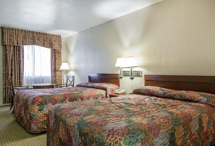 Номер Стандарт 2 Двуспальные Кровати, Rodeway Inn Magic Mountain Area