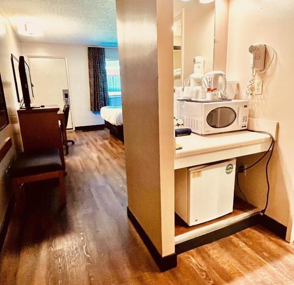 Номер Стандарт, Royal Hotel Lloydminster