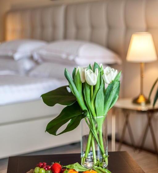 اتاق لوکس با چشم‌انداز دریاچه, Suitenhotel Parco Paradiso