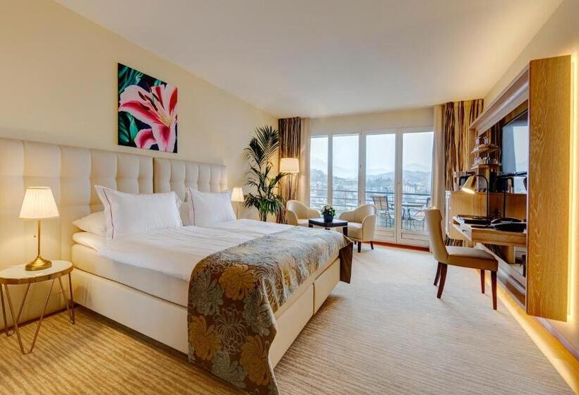 اتاق لوکس با چشم‌انداز دریاچه, Suitenhotel Parco Paradiso