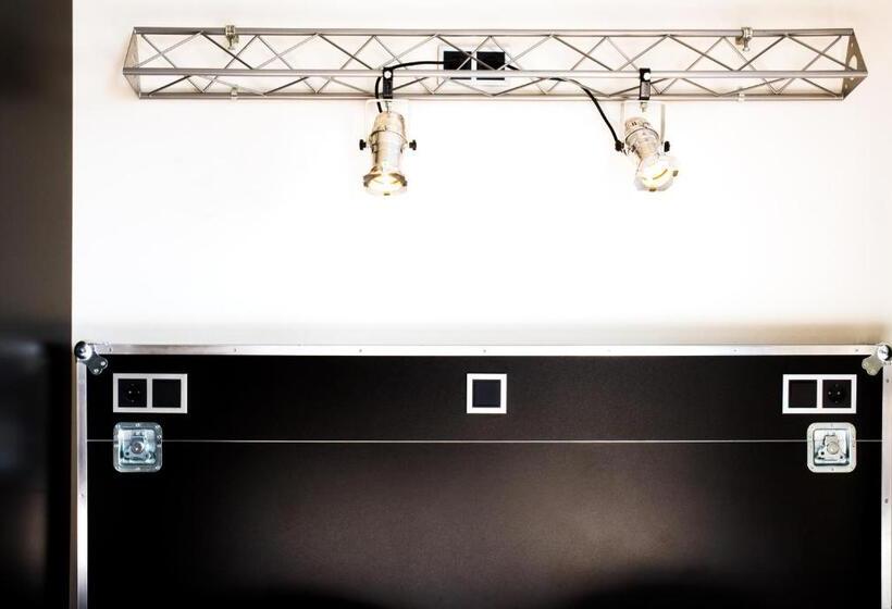 اتاق پایه با سرویس بهداشتی مشترک, Backstage