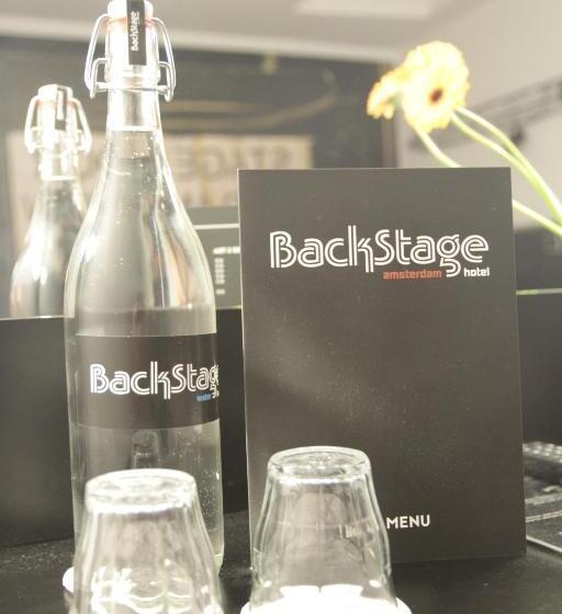 اتاق استاندارد سه نفره, Backstage