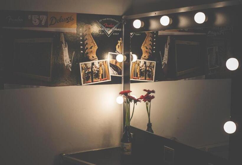 اتاق استاندارد با سرویس بهداشتی مشترک, Backstage