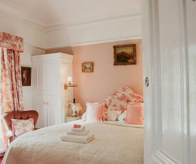 Номер Стандарт, Cashel House