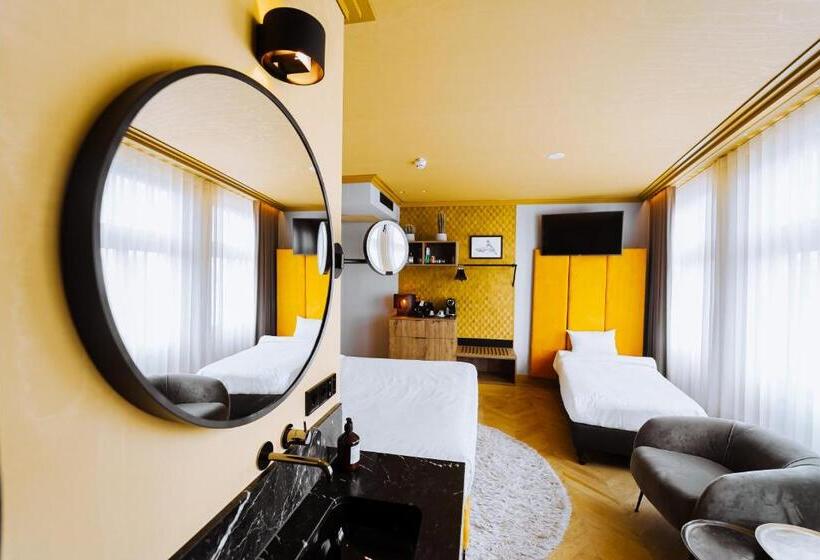 اتاق استاندارد سه نفره, The Highlander Amsterdam
