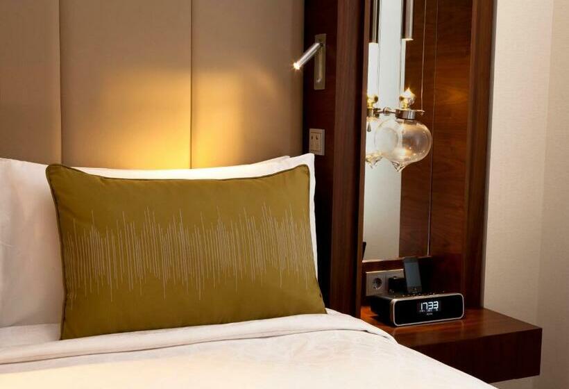 Executive Room King Size Bed, Conrad Istanbul Bosphorus