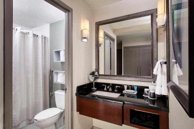 带大床的标准间, Crowne Plaza Atlanta  Midtown, An Ihg