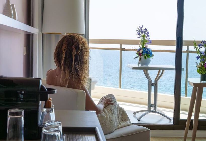 Номер Superior Вид на Море, Pullman Cannes Mandelieu Royal Casino