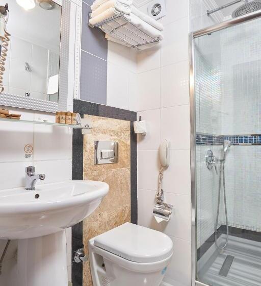 اتاق استاندارد سه نفره, Amber Hotel & Spa