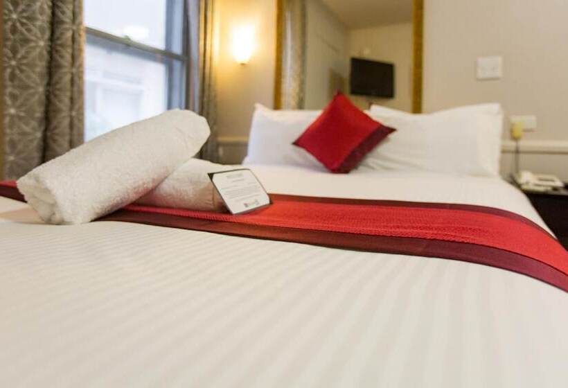 חדר משפחתי, City Square Motel