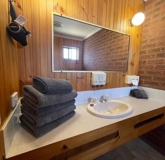 패밀리 룸, Country Roads Motor Inn