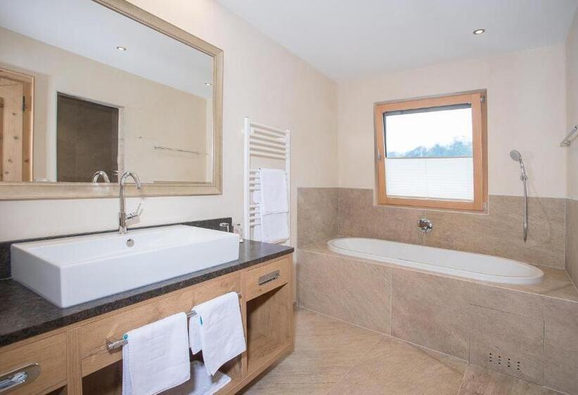 Люкс, Verwöhnhotel Kristall