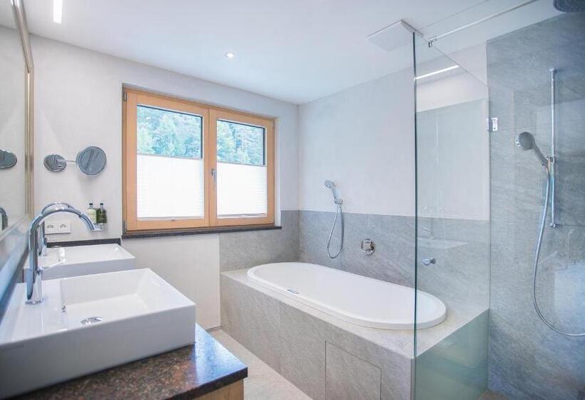 Люкс, Verwöhnhotel Kristall
