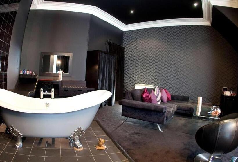 سوئیت با تخت بزرگ, Carmelite Hotel; Bw Signature Collection