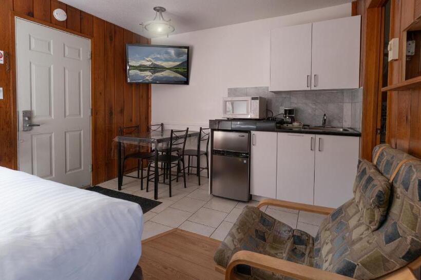Номер Deluxe, Cedar Motel