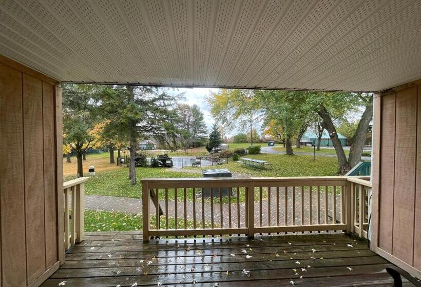 Номер Стандарт Вид на Бассейн, Super 8 By Wyndham Gananoque   Country Squire Resort