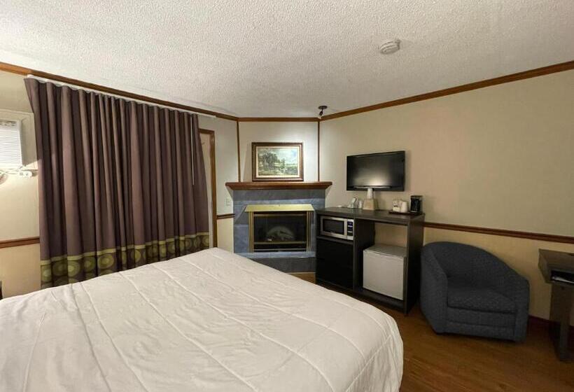 Люкс Кровать Кинг, Super 8 By Wyndham Gananoque   Country Squire Resort
