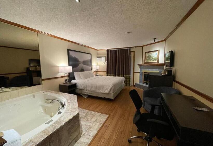 带大床的套房, Super 8 By Wyndham Gananoque   Country Squire Resort