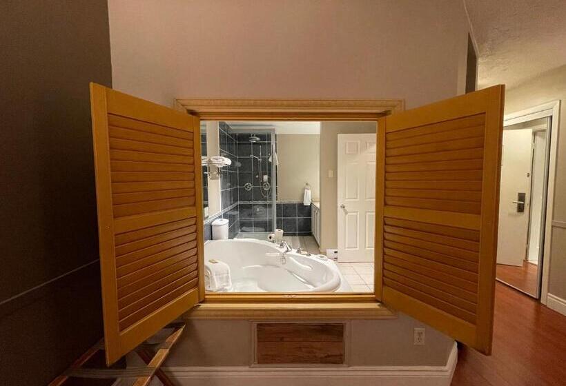 Люкс Executive Кровать Кинг, Super 8 By Wyndham Gananoque   Country Squire Resort