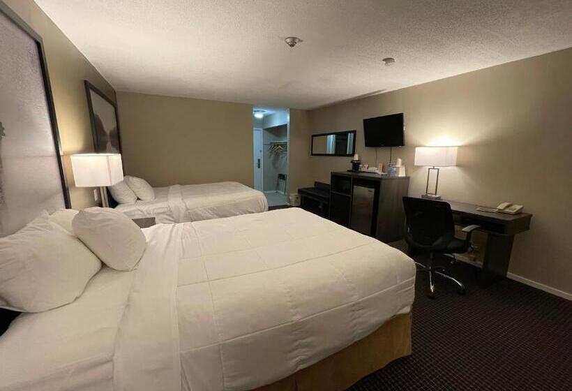 Номер Deluxe Вид на Бассейн, Super 8 By Wyndham Gananoque   Country Squire Resort