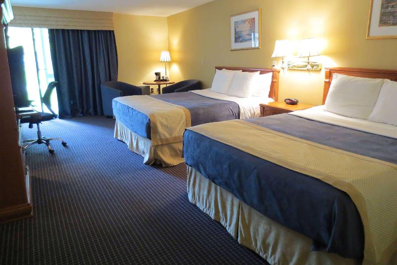 Номер Стандарт Вид на Бассейн, Super 8 By Wyndham Gananoque   Country Squire Resort