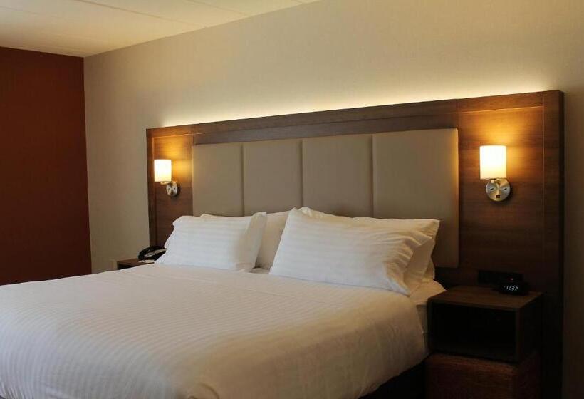 キングサイズベッドのスイートルーム, Holiday Inn Express Hotel & Suites Charlottetown, An Ihg