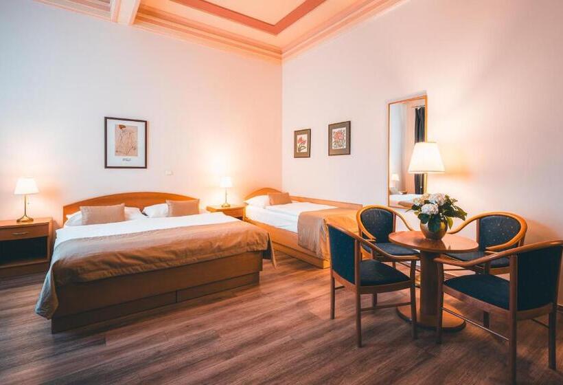 Quarto Triplo Estandar, Ariston Prague