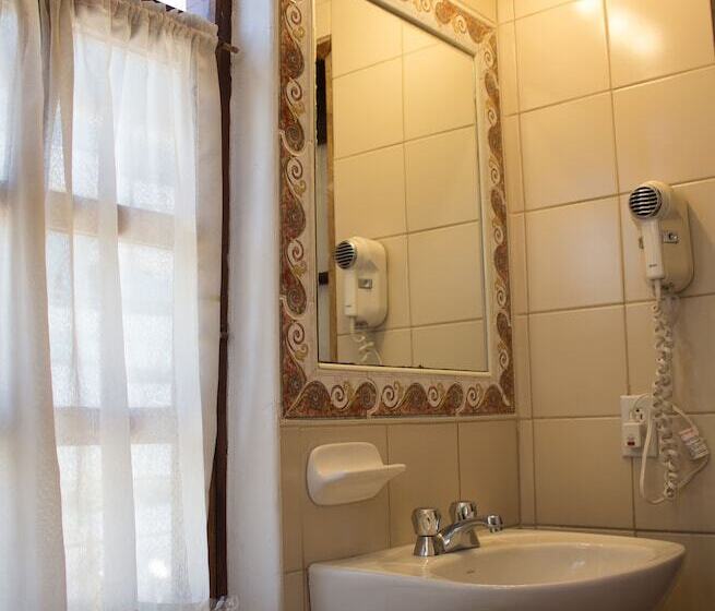 Standard Single Room, Kitu