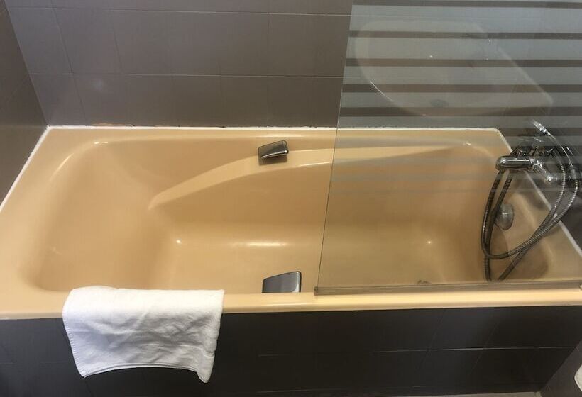 اتاق راحتی, Logis Hotel De La Corniche