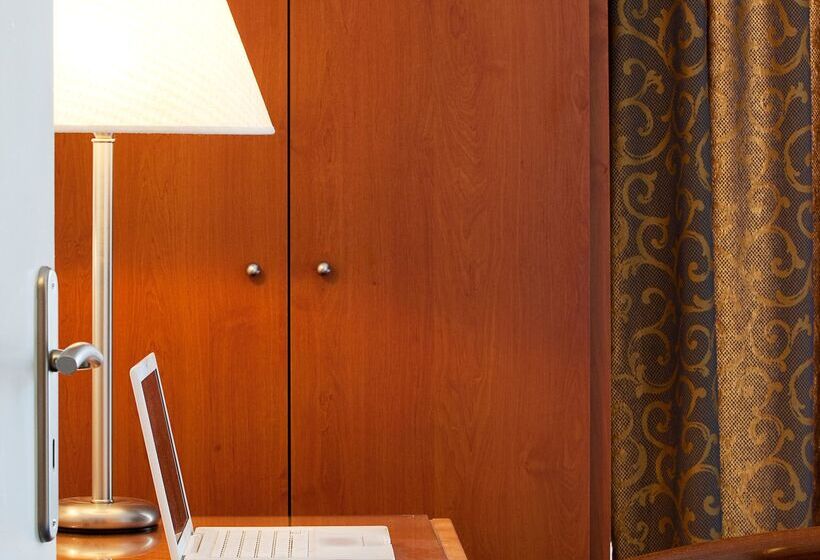Standard Connecting Room, Lucy