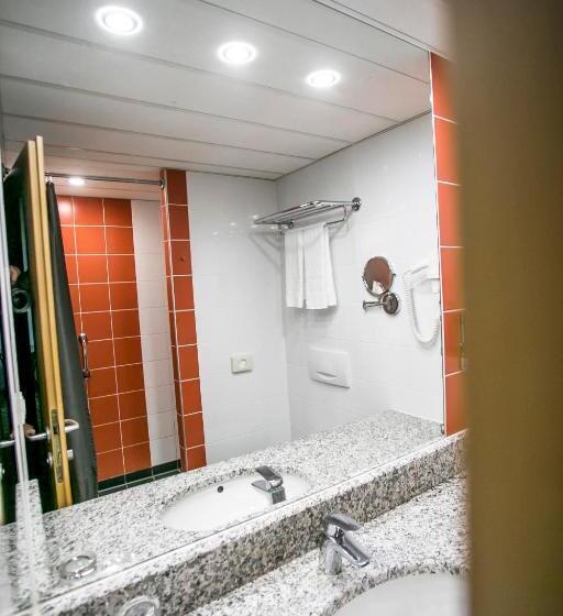 اتاق استاندارد با چشم‌انداز استخر, Lotus Therme Hotel & Spa