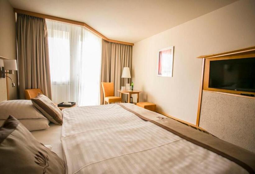 اتاق استاندارد با چشم‌انداز استخر, Lotus Therme Hotel & Spa