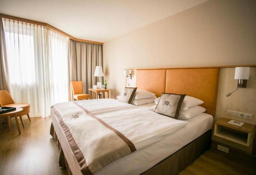 اتاق استاندارد با چشم‌انداز استخر, Lotus Therme Hotel & Spa