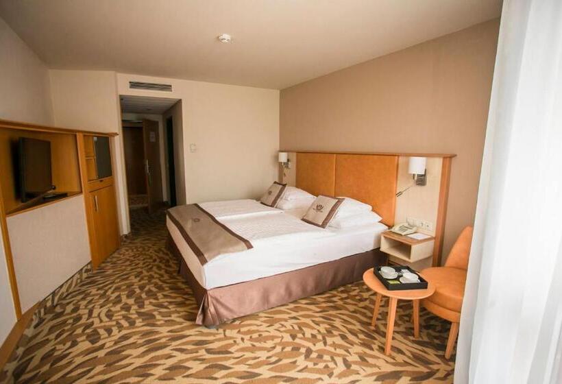 اتاق استاندارد با چشم‌انداز استخر, Lotus Therme Hotel & Spa