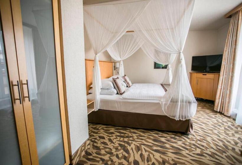 استودیوی لوکس, Lotus Therme Hotel & Spa