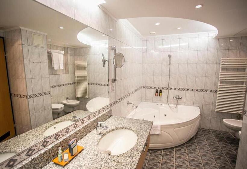 سوییت لوکس, Lotus Therme Hotel & Spa