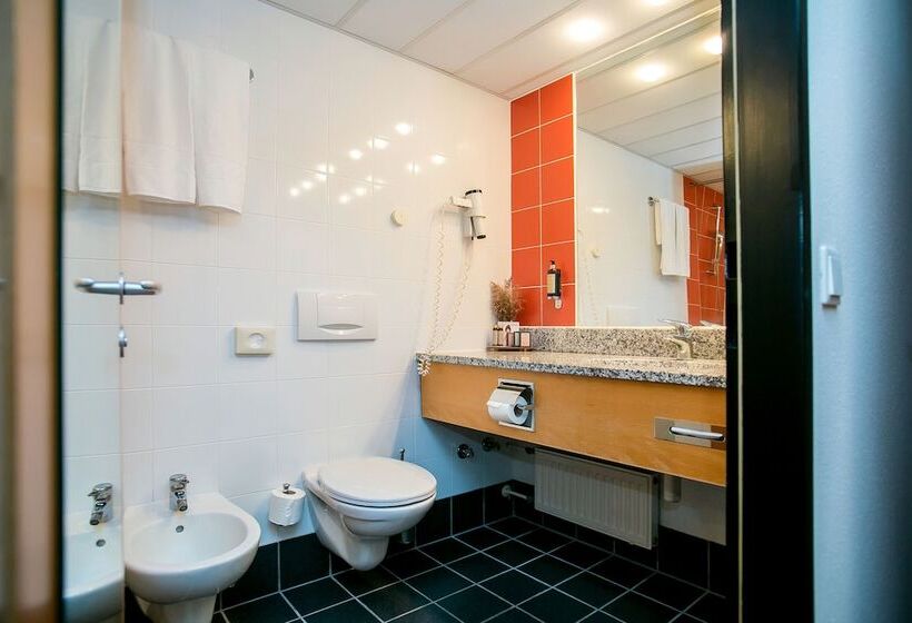 اتاق استاندارد با چشم‌انداز استخر, Lotus Therme Hotel & Spa
