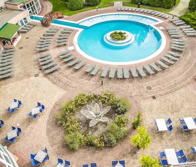 اتاق استاندارد با چشم‌انداز استخر, Lotus Therme Hotel & Spa