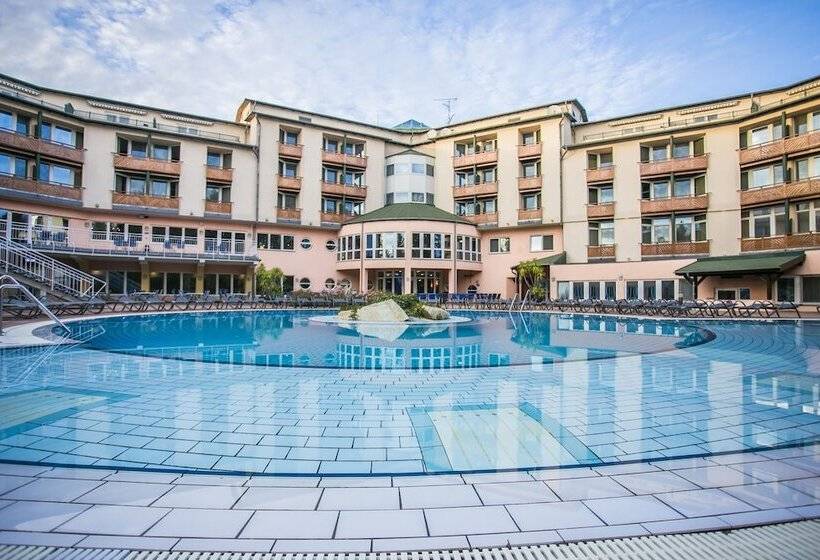 اتاق استاندارد با چشم‌انداز استخر, Lotus Therme Hotel & Spa
