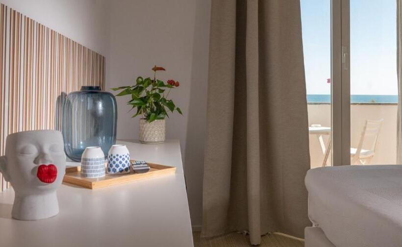 غرفة قياسية مطلّة علي البحر مزوَّدة بشُرفة, Mia Hotel Numana