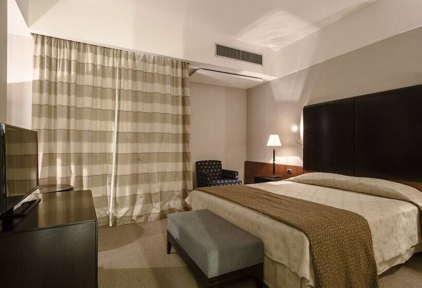 سوییت جونیور, Flyon Hotel & Conference Center