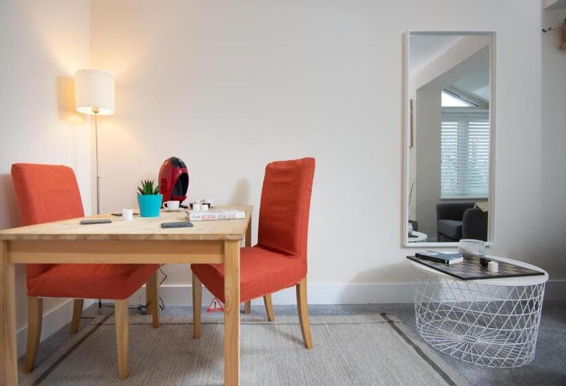 اتاق استاندارد سه نفره, Bristol Bnb
