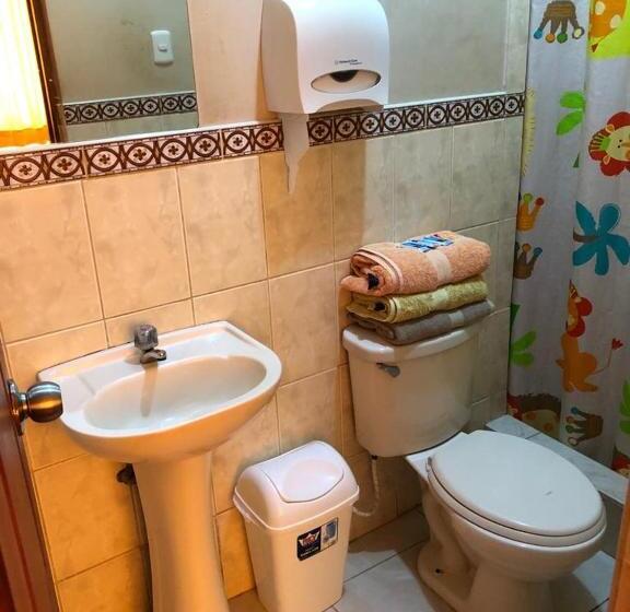 اتاق استاندارد سه نفره, Hostal Huacachina Sunset