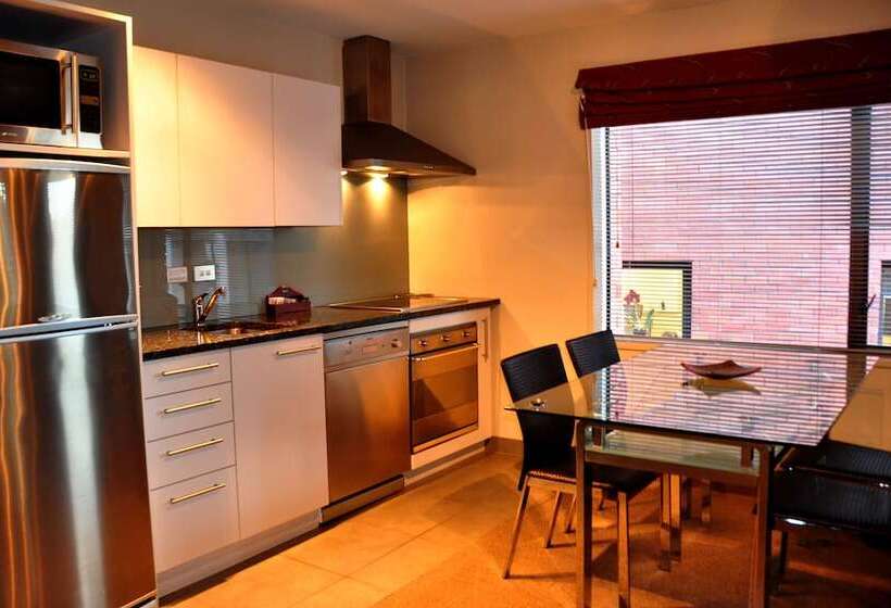 침실 4개 아파트, St James Apartments