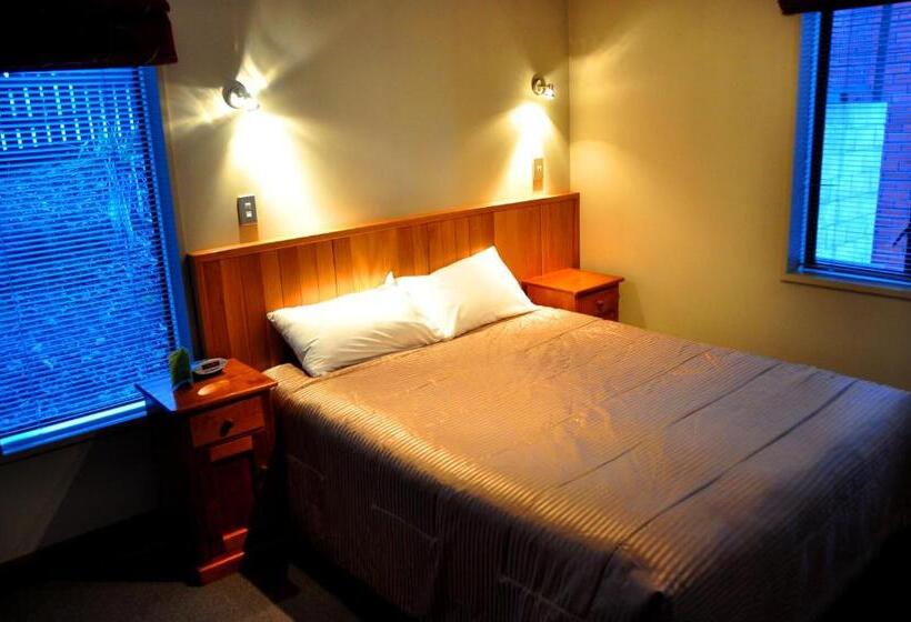 침실 4개 아파트, St James Apartments