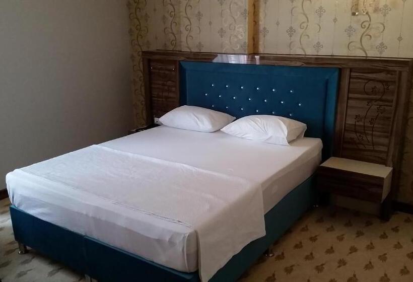 اتاق لوکس, Elazig Gunay