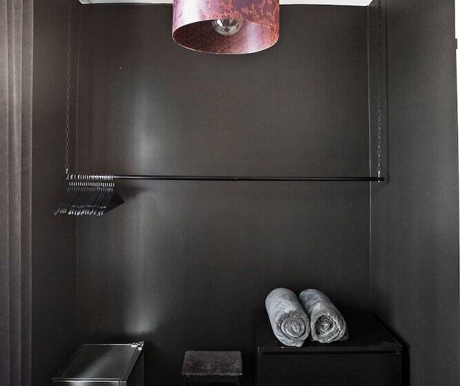 디럭스 룸, Eight Rooms