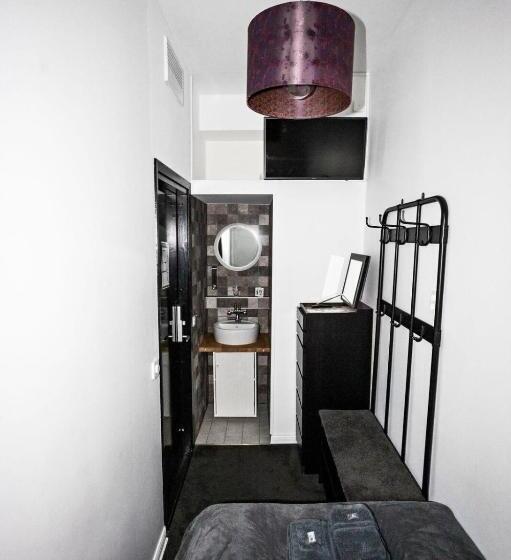 이코노미 싱글 룸, Eight Rooms