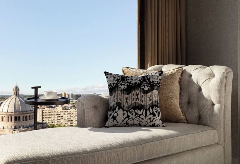 장애인용 디럭스룸, Four Seasons Hotel One Dalton Street, Boston