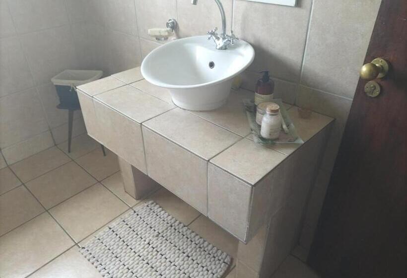 اتاق استاندارد با چشم‌انداز باغ, Greenway Woods Resort
